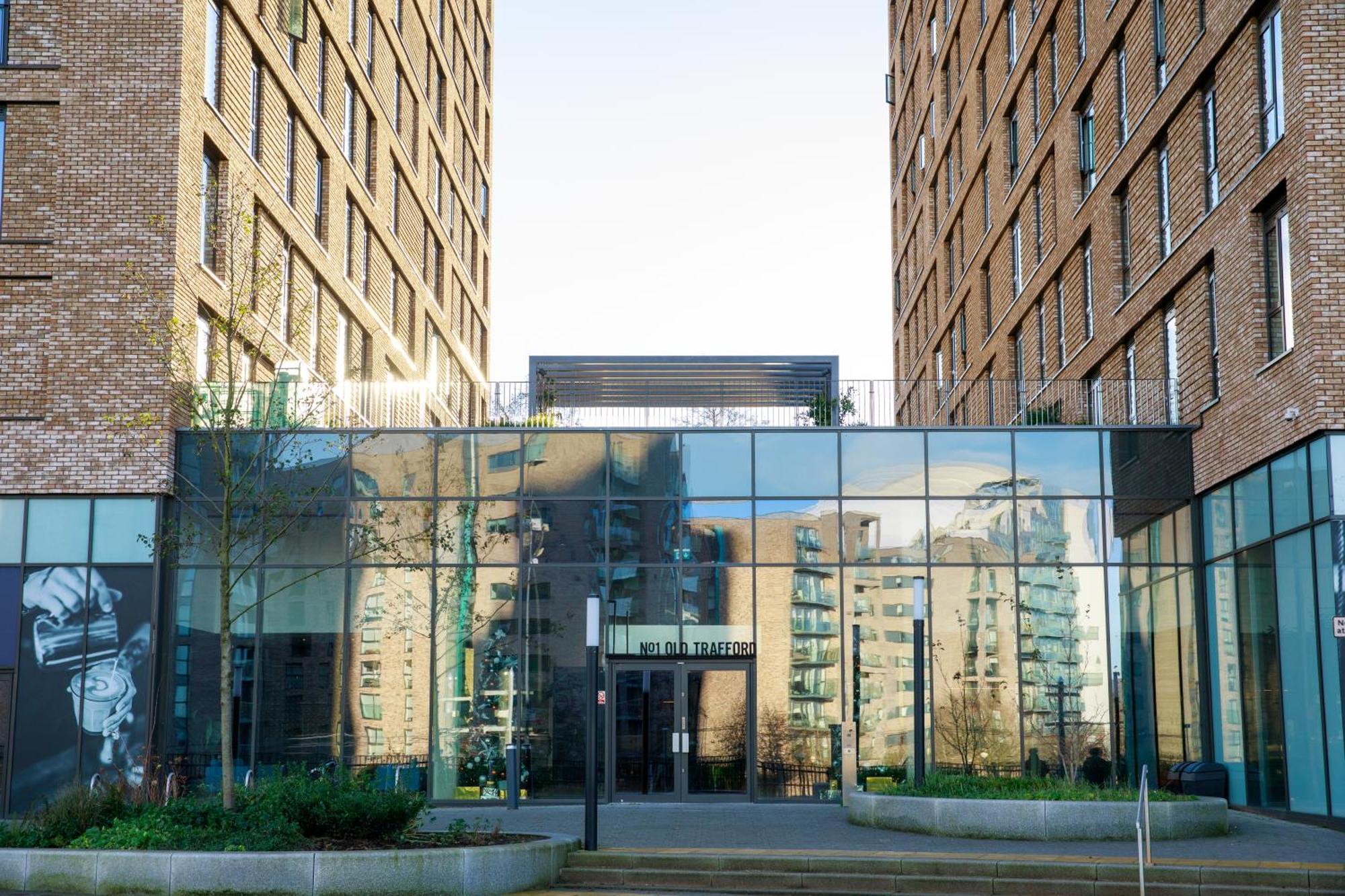 Trafford Suite Modern 1 Bed With Cinema Room Manchester Bagian luar foto