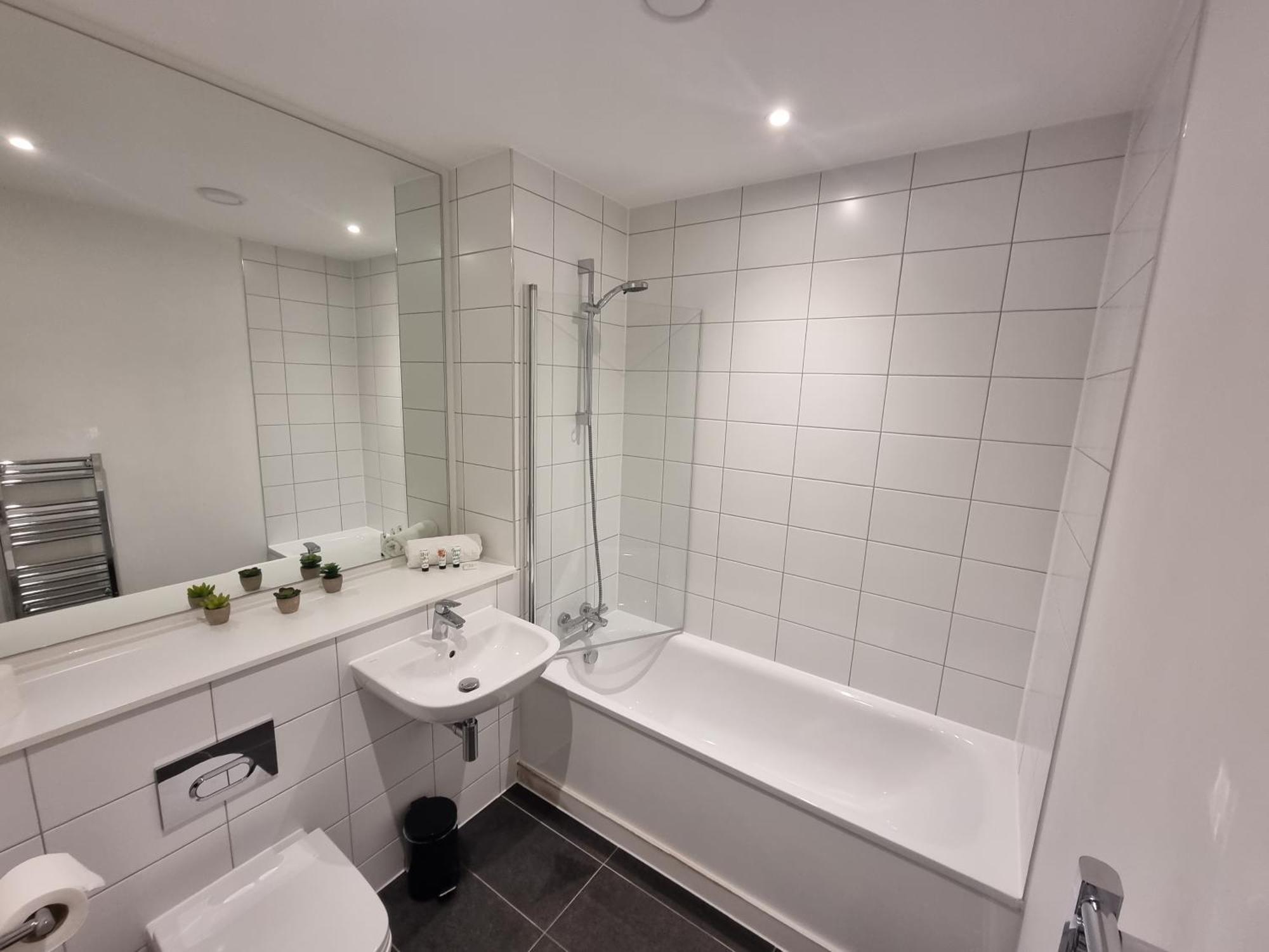 Trafford Suite Modern 1 Bed With Cinema Room Manchester Bagian luar foto