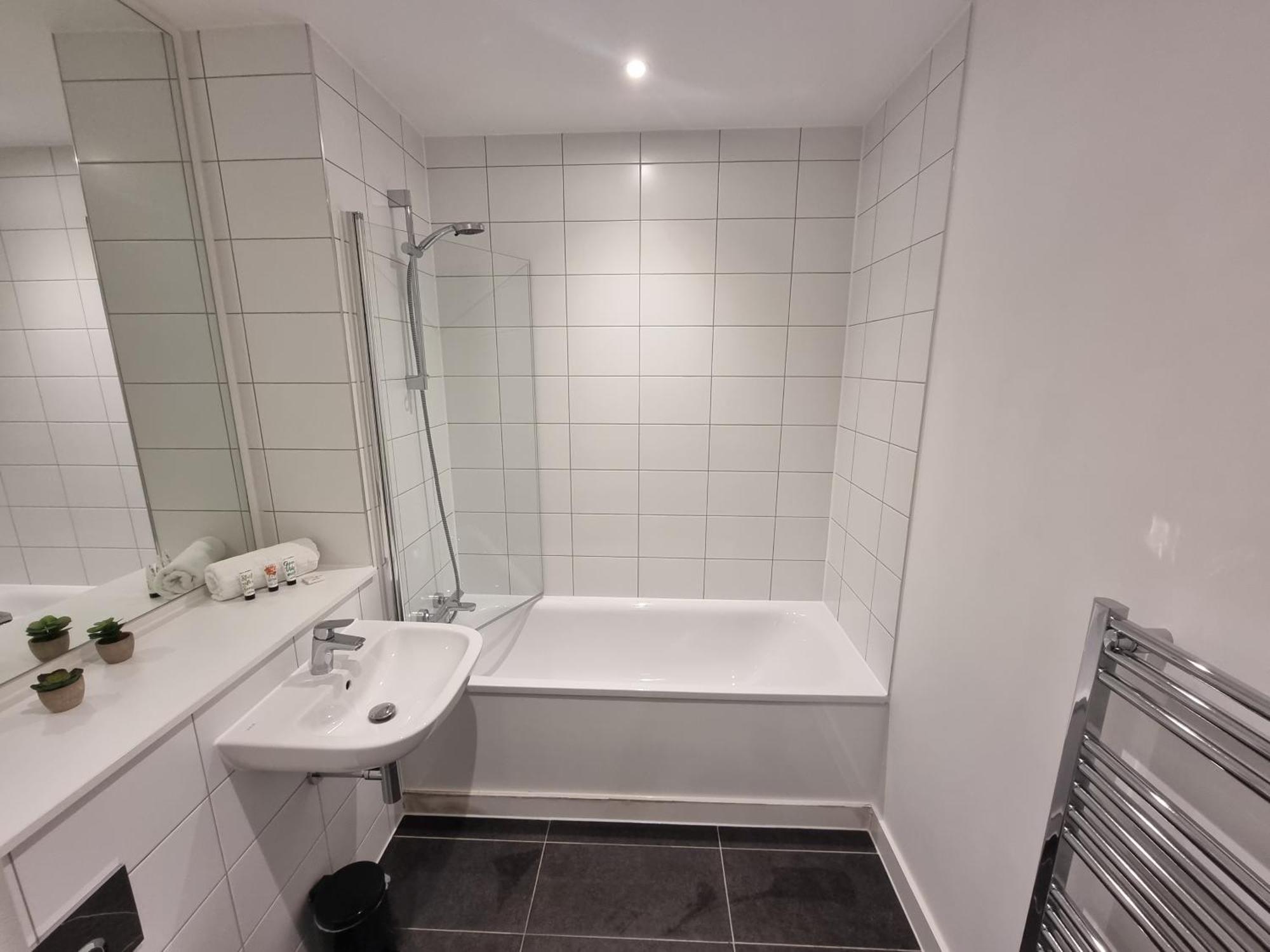 Trafford Suite Modern 1 Bed With Cinema Room Manchester Bagian luar foto